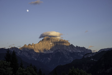Луна, облако и гора