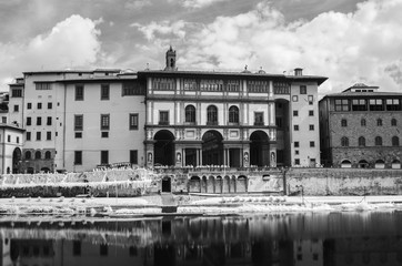 Fototapeta premium Vista degli Uffizi di Firenze da Oltrarno in Infrarosso