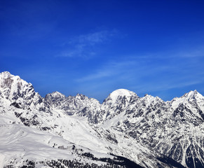 Obraz premium Snow mountains and blue sky in winter at sun day