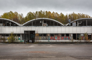 Obraz premium Abandoned transportation building with some graffiti