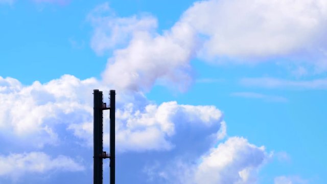 M&uuml;ll verbrennung  Industrie Anlage dampft Rauch in die Luft - mit blauen Himmel und Wolken