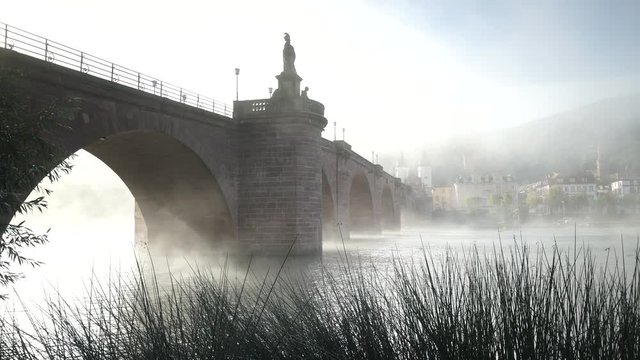 Heidelberg Alte Br&uuml;cke im Nebel Film in 4k 
