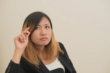 Obraz premium businesswoman looking up looking for new ideas