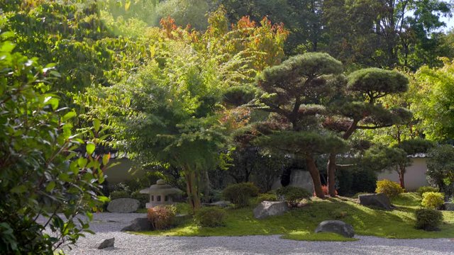 Japanischer Garten Anlage mit Park und Steinbeet