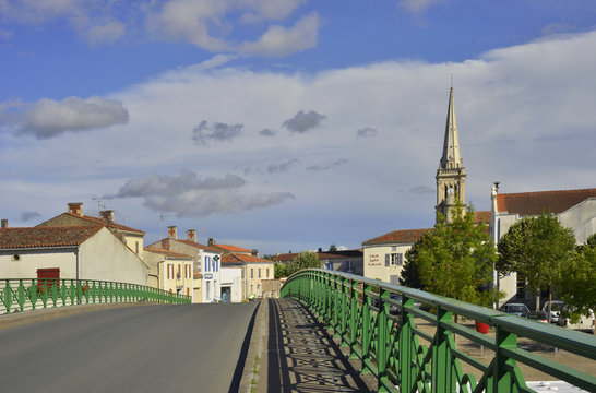 Sur le pont de Damvix (85420), d&eacute;partement de la Vend&eacute;e en r&eacute;gion Pays de la Loire, France