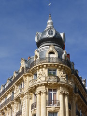 Fototapeta na wymiar Immeuble d'angle à Montpellier (France)