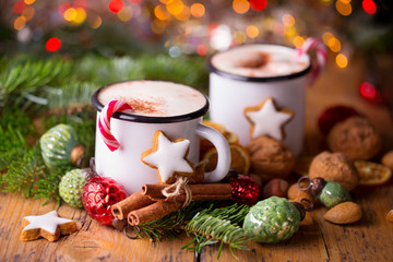 Duftende heiße Schokolade und süße Plätzchen zu Weihnachten