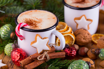 Duftende heiße Schokolade und süße Plätzchen zu Weihnachten