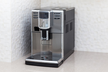 Automatic coffee machine with different modes for preparing coffee drinks