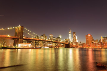 Naklejka premium New York City Skyline z Brooklynu o zmierzchu