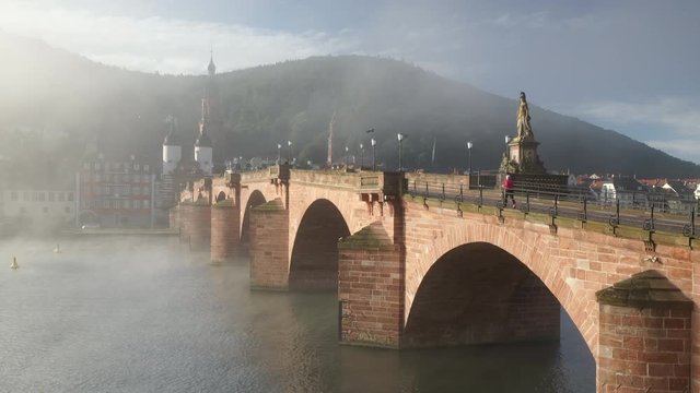 Heidelberg Alte Br&uuml;cke im Herbst im Nebel