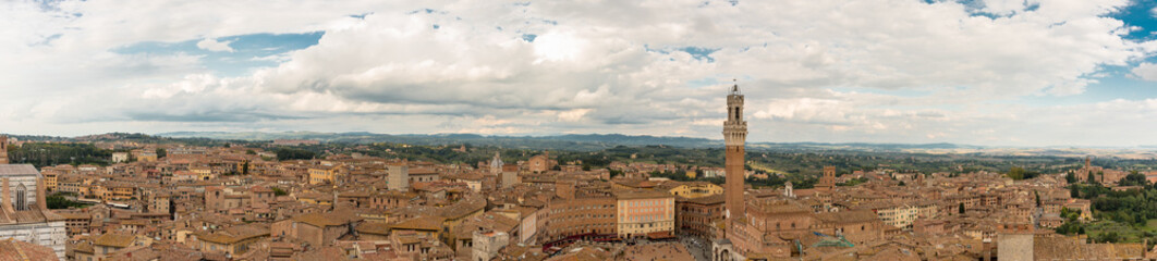 Fototapeta na wymiar Panoramic view of the historical city centre of Siena