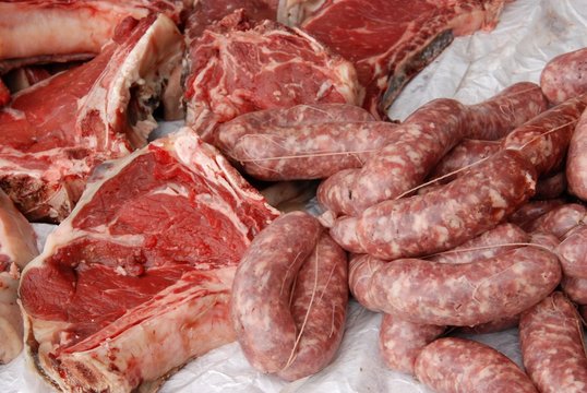 bistecche di manzo e salsicce di maiale