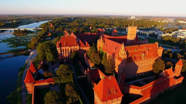 Widok z lotu ptaka na zamek krzyzacki w Malborku