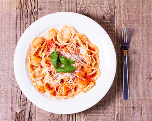 Orecchiette al sugo con basilico e parmigiano