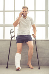 Man with broken leg - obrazy, fototapety, plakaty