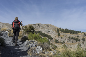 hombre que practica el senderismo por la montaña