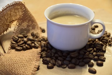 Kaffeebohnen mit Milchkaffee