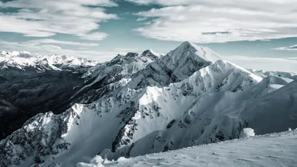 Fotobehang Winter berglandschap. Kleurrijke bewolkte lucht met lens flare bokeh © customdesigner