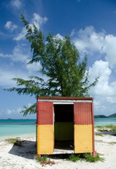 Colorful shack on beautiful Cocobay beach - 1