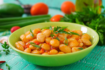 Steamed white beans with vegetables in tomato sauce