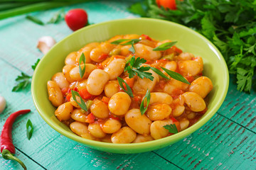 Steamed white beans with vegetables in tomato sauce