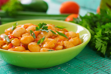 Steamed white beans with vegetables in tomato sauce