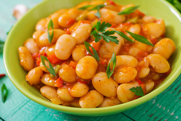 Steamed white beans with vegetables in tomato sauce