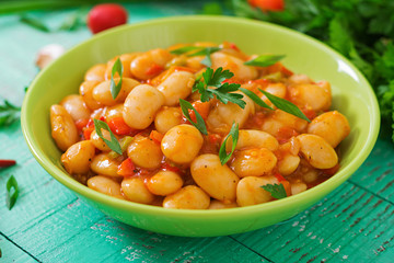 Steamed white beans with vegetables in tomato sauce