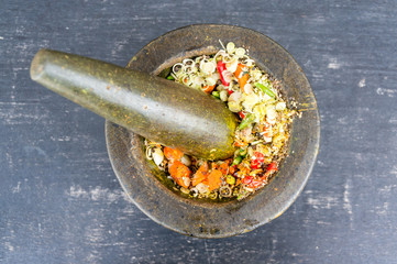 Mix the spices with a mortar in the countryside.