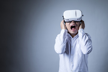 ヘッドマウントディスプレイをかける男、恐怖、ホラー、ホラーコンテンツ