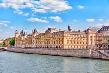 Fototapeta na wymiar Castle - Prison Concierges and Exchange Bridge on the Seine in P