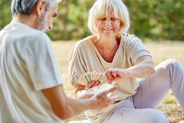 Paar Senioren spielt Karten im Sommer