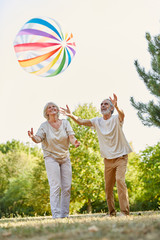 Fototapeta premium Paar Senioren spielt mit Ball im Sommer