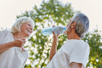 Paar Senioren trinken Flasche Wasser