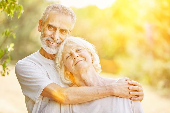 Glückliche Senioren in Liebe im Sommer