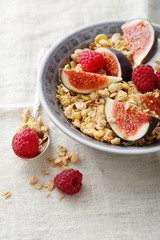 Cereals with figs and raspberry