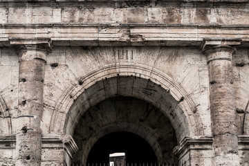 Fototapeta na wymiar Porte d'entrée LII du Colisée de Rome