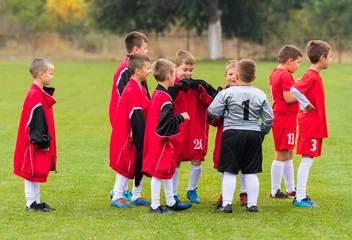 Foto op Plexiglas Jongens bereiden zich voor op voetbal voetbalwedstrijd op sportveld © Dusan Kostic