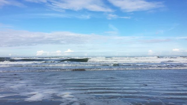 Leerer Strand mit Wellen auf einer Insel in der Nordsee