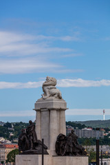 Obraz premium Löwe am Parlamentsgebäude in Budapest