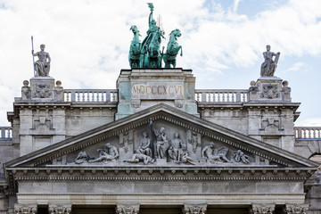 Fototapeta na wymiar Statue in Budapest - Pferdewagen