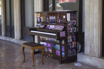 Пианино обклееное открытками