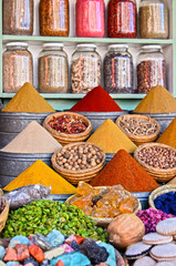 Vielzahl von Gewürzen auf dem arabischen Straßenmarktstand © monticellllo
