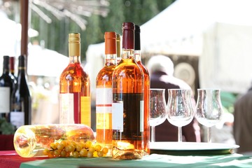 Weinprobe - Weinflaschen - Weingläser - Weintrauben