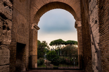 Vue de Rome à travers une arche du Colisée