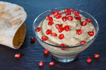 хумус с гранатовыми зернами