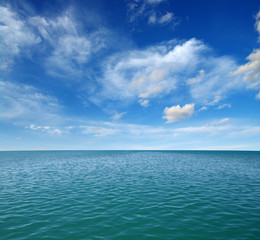 Obraz premium Niebieska woda morska