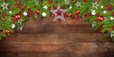 xmas christmas dark wood background with decorated fir branches  and copy space / Festlicher...