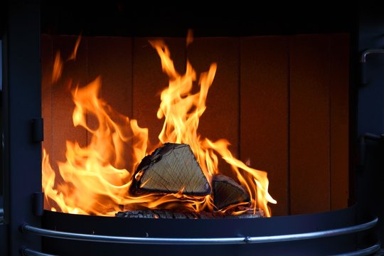 Kamin - Kaminfeuer - Feuerstelle - Feuer - Flammen